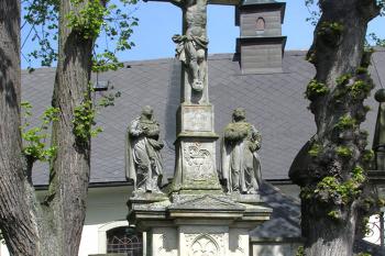 Kříž před kostelem sv. Filipa a Jakuba v Lukavici (© Pavel Vítek 05/2017)