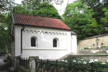 Hřbitovní kaple v pražských Nebušicích ( © Pavel Vítek 08/2017)