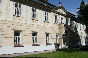 Jižní průčelí jižního křídla ( © Petr Turyna 06/2004)