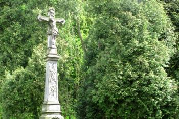 Kříž před kostelem Nejsvětější Trojice v Třebařově ( © Pavel Vítek 05/2017)