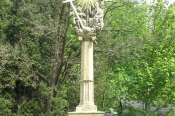 Pilíř Nejsvětější Trojice před kostelem Nejsvětější Trojice v Třebařově ( © Pavel Vítek 05/2017)