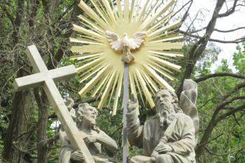 Socha Nejsvětější Trojice před kostelem Nejsvětější Trojice v Třebařově ( © Pavel Vítek 05/2017)