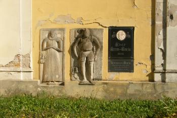 Lovčice - náhrobníky ve stěně kostela (© Jiří Špaček, 08/2017)