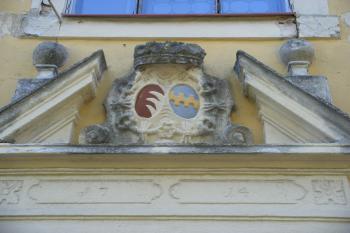 Lovčice - znaky nad portálem kostela (© Jiří Špaček, 08/2017)