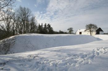 Pohled na tvrziště z východu (© Petr Nožička 1/2017)