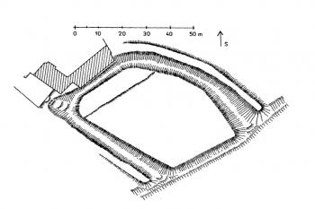 terénní náčrt (© JIří Úlovec: Tvrziště ve Skalici u Soběslavi, Výběr 38-3, Jihočeské muzeum v Českých Budějovicích, České Budějovice 2001)
