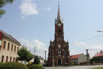 kostel a býv. fara (© Luděk Vláčil  07/2021)