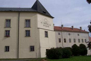 Vyškov - Klasický pohled na věž a křídla zámku (© Ivo Rozehnal, 09/2010)