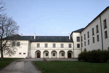 nádvoří zámku (© de ardoise 04/2005)