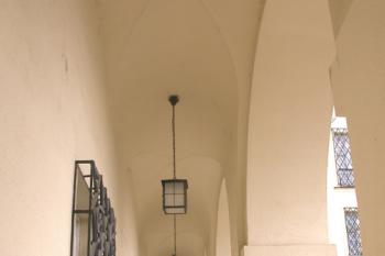 průhled arkádou (© de ardoise 04/2005)