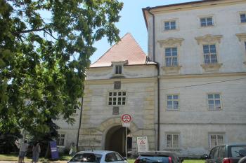 průjezd do vnitřního nádvoří (© D Dohňanský, 07/2018)