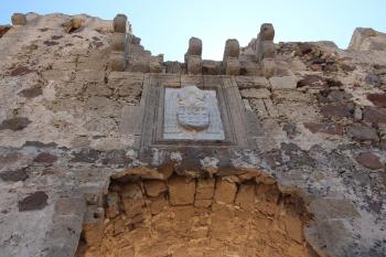 Erbovní desky velmistra Pierra d’Aubusson nad branou připomínající přestavbu v r. 1494. (© Luděk Vláčil 09/2017)