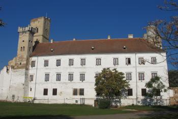 jižní křídlo zámku /od jihu/ (© D Dohňanský, 10/2018)