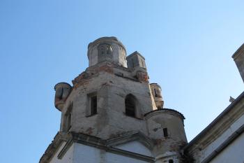věžičkové zakonční východní strany jižního křídla (© D Dohňanský, 10/2018)