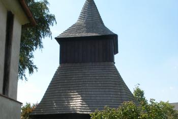 Měník - dřevěná zvonice u kostela (© Jiří Špaček, 08/2017)