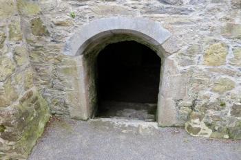 Vstupní portál do přízemí donjonu. (© Pavel Semple, 07/2016)
