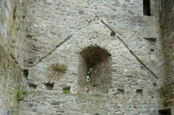 Severní vnitřní strana donjonu.  Dobře patrný je otisk nejstarší střechy ze 13. stol. nad prvním patrem. (© Pavel Semple, 07/2016)