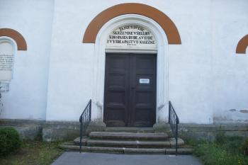 Bukovka - vstup do evangelického kostela (© Jiří Špaček, 08/2017)