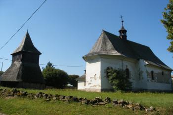 Vysočany - kostel se zvonicí (© Jiří Špaček, 08/2017)