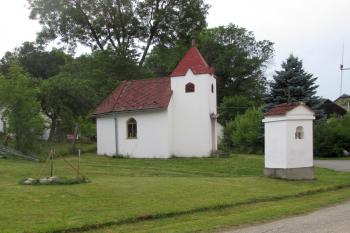 Pohled od jihu, vpravo druhá kaplička (© Adam Šebesta, 09/2017)