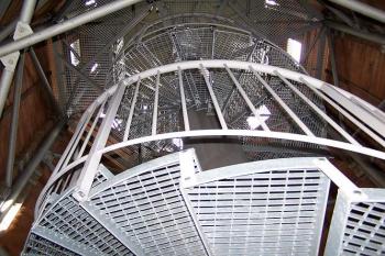 Pohled z přízemí na schodiště rozhledny (© Vladimír Studecký 08/2006)