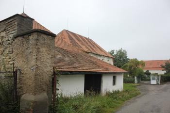 Pohled od brány (© Luděk Vláčil 09/2017)