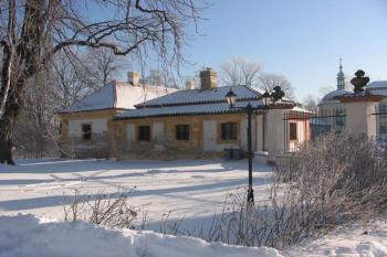 Vlevo od hlavní brány ( © Jiří Čížek 01/2004)