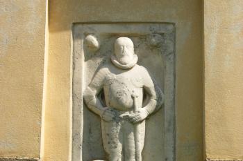 Boharyně - náhrobník v podvěží kostela (pravděpodobně Karla Jestříbského z Rýzmburka †1619?) (© Jiří Špaček, 8/2017)