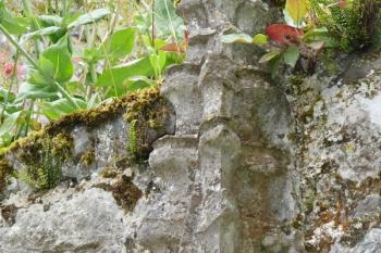 Detail fiály jedné z hrobek v boční kapli jižního transeptu kostela. (© Pavel Semple, 07/2016)