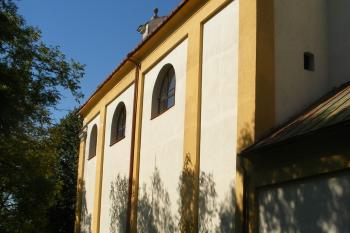 Popovice - jižní stěna kostela (© Jiří Špaček, 8/2017)