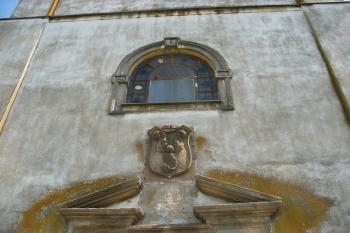 Nechanice - erb nad vstupním portálem kostela (© Jiří Špaček, 8/2017)