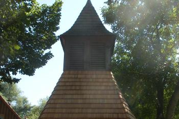 Skřivany - dřevěná zvonice (© Jiří Špaček, 8/2017)