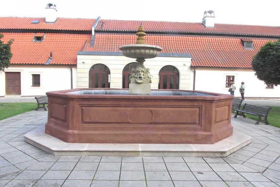 kamenná kašna