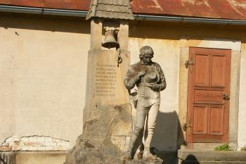 Březina - sochy u kostela (© Jiří Špaček, 8/2017)