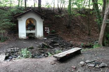 Bratronice - kaple ve Žlábku (© Simona Kidlesová, 7/2017)