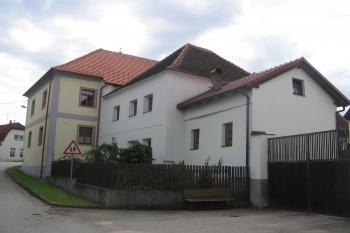Pohled od severovýchodu - vlevo horní, vpravo dolní tvrz (© Jaroslav Špiroch 06/2019)