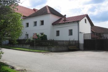 Jihovýchodní část dolní tvrze (© Jaroslav Špiroch 06/2019)