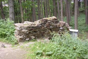 Zbytky turistické útulny z přelomu 19. a 20. stol. (© Jan Laurýn, 07/2007)