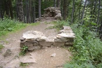 Zbytky turistické útulny z přelomu 19. a 20. stol. (© Jan Laurýn, 07/2007)