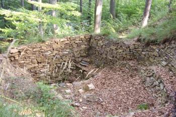 Pozůstatek stavby pod hradem (© Jan Laurýn, 07/2007)