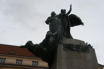 Socha Čechie na vrcholu Palackého pomníku (© Jiří Špaček, 11/2017)