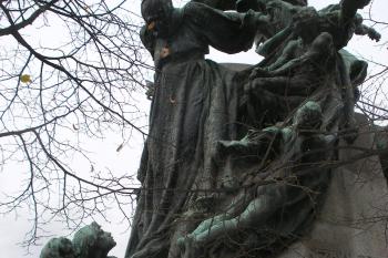 Sousoší Historie na zadní straně Palackého pomníku (© Jiří Špaček, 11/2017)