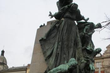 Sousoší Historie na zadní straně Palackého pomníku (© Jiří Špaček, 11/2017)