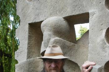 Pocta poštovní známce - autor Ivan Jilemnický při slavnostním odhalení (© Jiří Špaček, 5/2010)