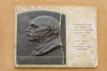 Pamětní deska nad pramenem Bülowa na nádvoří Poděbradského zámku ( © Pavel Vítek 09/2017)