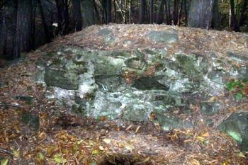 Fragment zdi hořejší budovy (2003 ©Jiří Marounek)