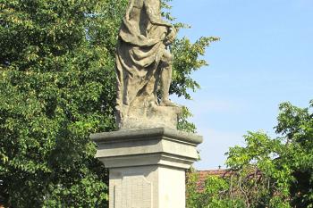 Socha sv. Jana Křtitele ve Středoklukách ( © Pavel Vítek 08/2018)
