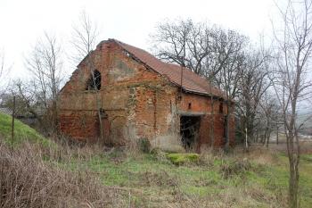 Pozůstatek hospodářské budovy (© Luděk Vláčil 01/2018)
