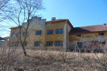 Vých. průčelí s napojeným sev. křídlem (© Dušan Dohňanský  03/2022)