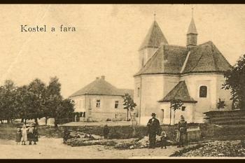 Kostel a fara kolem r. 1920 ( © zdroj:http://www.chvalkovice.eu)